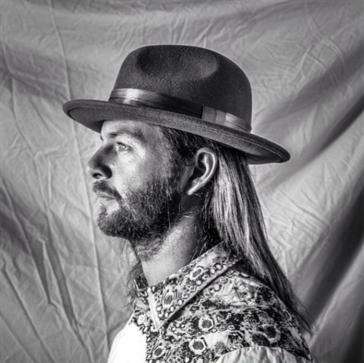 Featured performance from Keith Harkin